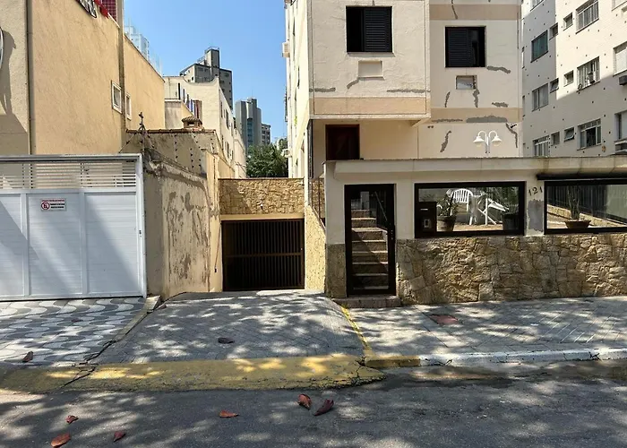 Apto confortável, Praia das Astúrias 5 min a pé, garagem, 2 quarto ar, suíte, wi-fi Guarujá